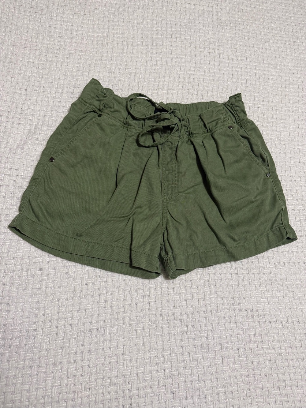 KUT from the Kloth Drawstring Shorts. Army green. Women’s small.